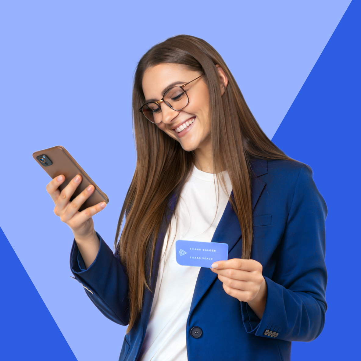 Client Avinto mulțumit cu telefonul în mână